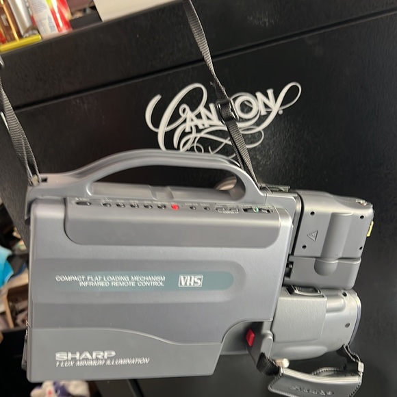 📹📼 Vintage Sharp Slim Cam Camcorder that still works as if this was ‘96 again. - Picture 2 of 15